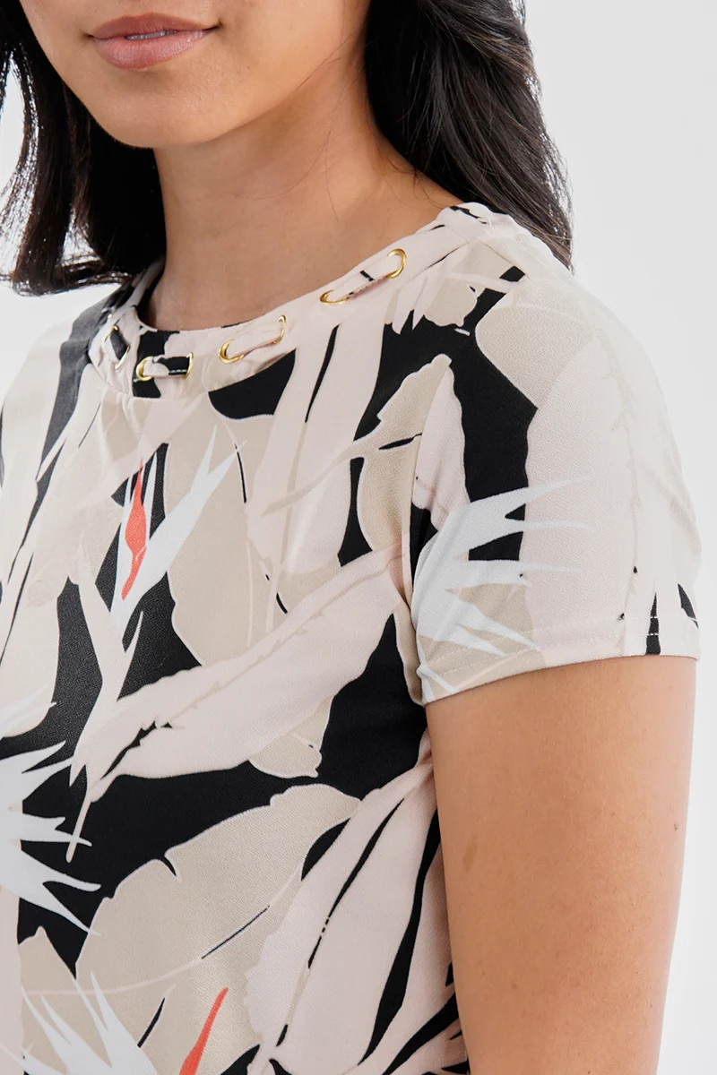 Feather Print Grommet Neck Detail Tee - Black - Image 4